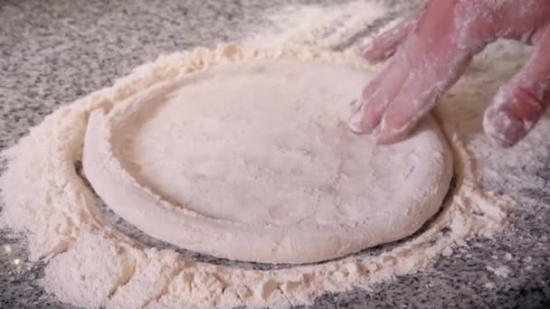 Ugotować rolki ciasta na wskroś palcami tworząc kształt pizzy — Wideo stockowe