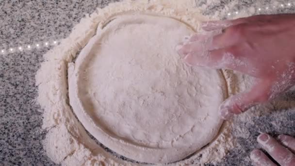 Pizzaria trabalhador rola massa em farinha formando pizza na mesa — Vídeo de Stock
