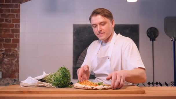 Šéfkuchař šňupe pizzu zdobenou bylinkami a ukazuje palec nahoru — Stock video