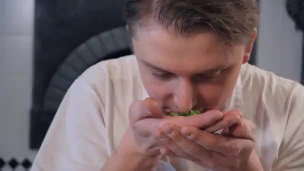 Szef kuchni pachnie rośliną zielną i opowiada o przyjemnym smaku — Wideo stockowe