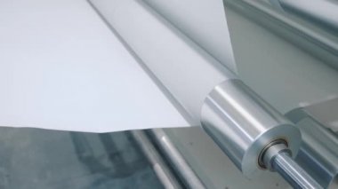 Yapışkan bant şeridiyle çalışan silindirli makine