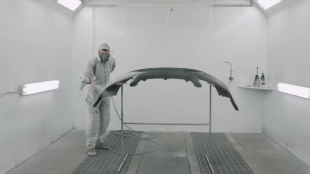 Férfi védőruhát alkalmaz festék autó test a boltban — Stock videók