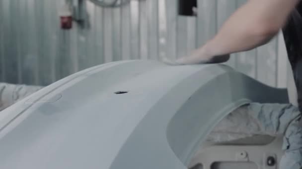 Arbeider rengjør karosseri for støv med fille på stasjonen – stockvideo