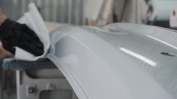 Trabajador limpia auto detalle del cuerpo con trapo en la estación de servicio — Vídeos de Stock