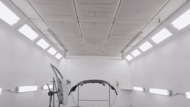 Рух у світле приміщення з автозапчастинами, готовими до малювання — стокове відео