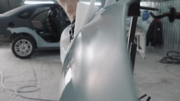 Techniker wischt Karosseriedetail hellgrau lackiert — Stockvideo