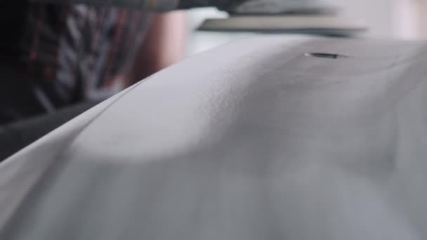 고용인들은 가게에서 현대식 기기로 자동차를 닦는다 — 비디오