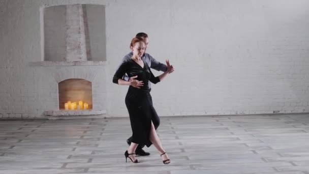 Casal em danças de roupas festivas tango apaixonado no quarto — Vídeo de Stock