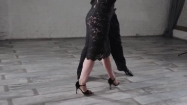 Dantelli kadın ve dans eden erkek stüdyoda tango yapıyor.