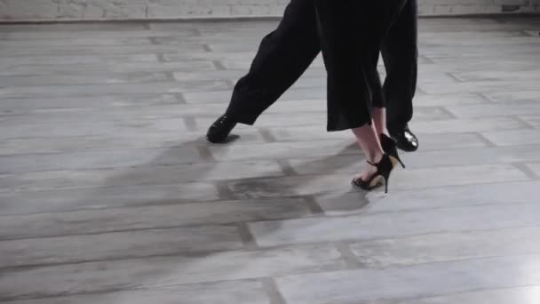 Meisje in hoge hakken schoenen en man dans tango in studio — Stockvideo