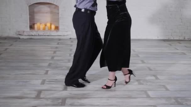 Mujer golpes hombre pierna bailando tango argentino en estudio — Vídeos de Stock