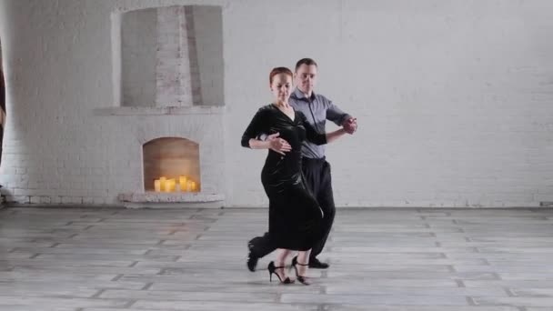 Dáma v dlouhých šatech a muž tanec argentinské tango ve studiu — Stock video