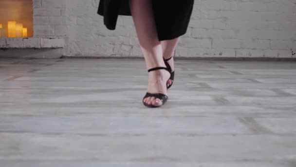 Ballerino cammina esibendosi figure tango argentine in studio — Video Stock