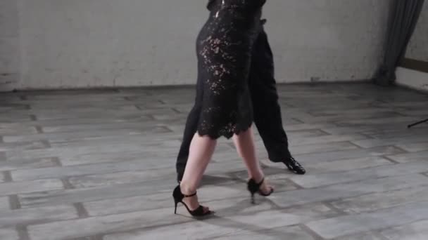 Dame in lacy jurk met guy dances tango draaien in studio — Stockvideo