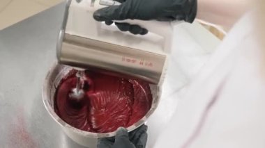 Fırıncı hamur işini hamur işiyle makineyi karıştırır.