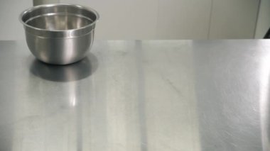 Masada pasta ve karıştırıcı için farklı malzemeler var.