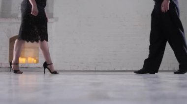 Erkekler ve kadınlar Arjantin tangosuyla dans etmeye başlar.