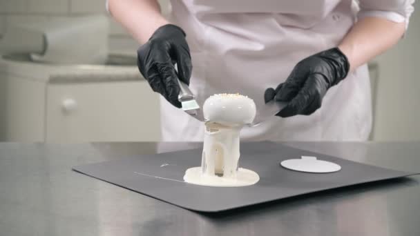 Pastacı beyaz kremalı pastayı kağıt çembere koymak için alır. — Stok video