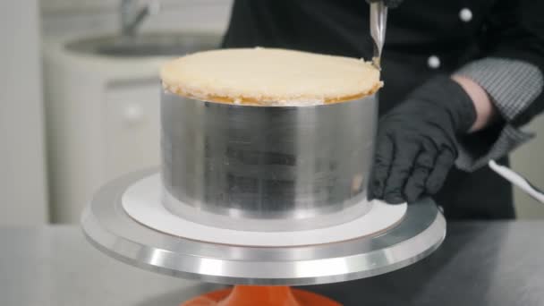 Koch trennt Kuchen von Backform mit Messer am Ständer — Stockvideo