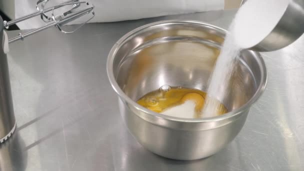 Cukrář nalévá cukr do misky s vejci, aby připravil dort — Stock video