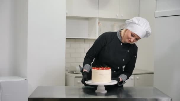 과자를 만드는 여자 아이가 통통하고 크림을 바르는 모습 — 비디오