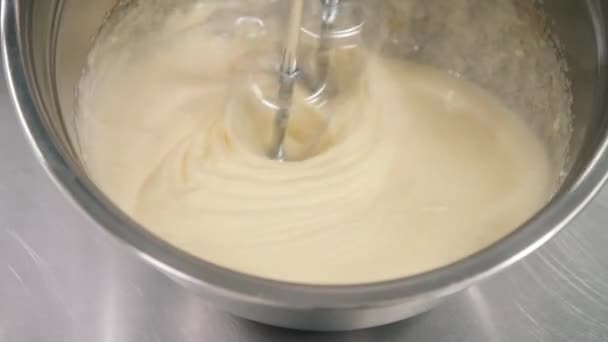 Keverés folyékony tészta fém tál gép a konyhában — Stock videók