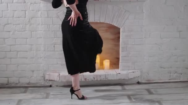Frau im schwarzen Kleid führt argentinische Tango-Figuren auf — Stockvideo