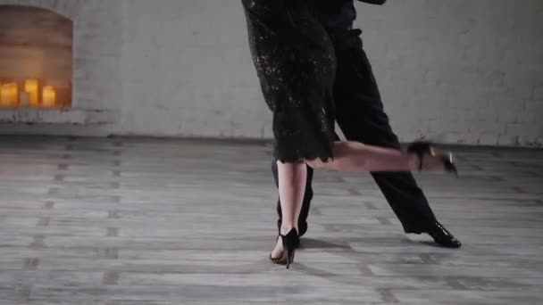 Mädchen mit Mann tanzt leidenschaftlichen argentinischen Tango im Studio — Stockvideo