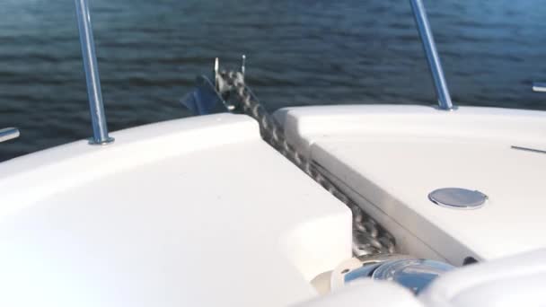 Anchor chain with red mark goes down on contemporary yacht — Stock Video