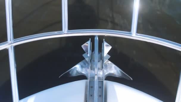 Блестящий якорь и ролик на белом банте яхты с перилами — стоковое видео