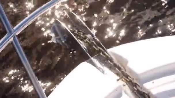 Levantamiento de ancla en cadena de metal con rodillo en yate blanco — Vídeo de stock