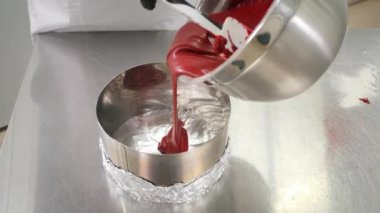 Şef folyo tabağa kırmızı hamuru döker.