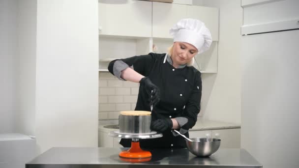Szczęśliwy piekarz oddziela ciasto od naczynia do pieczenia nożem — Wideo stockowe