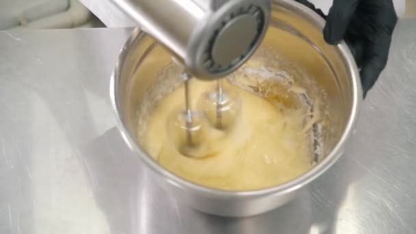 Séf habverő tojás és a cukor keverővel a torta elkészítéséhez — Stock videók