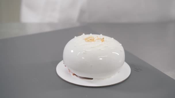 Cofetar prezinta tort cu margele comestibile crema si aur — Videoclip de stoc