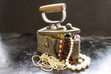 değerli taşlar ile demir