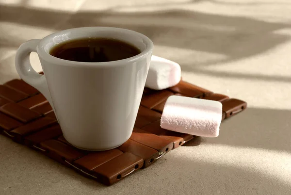 En kopp morgon aromatiska uppfriskande kaffe korg trä stativ. — Stockfoto