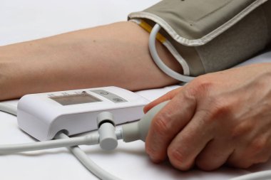 Kan basıncı ölçümü ile bir tonometer. Manşet hava, armut enflasyon, yumuşak kauçuk tüpler ducting bağlanma.