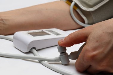 Kan basıncı ölçümü ile bir tonometer. Manşet hava, armut enflasyon, yumuşak kauçuk tüpler ducting bağlanma.