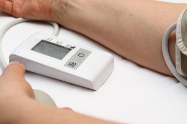 Kan basıncı ölçümü ile bir tonometer. Manşet hava, armut enflasyon, yumuşak kauçuk tüpler ducting bağlanma.