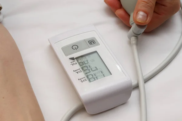 Blood pressure measurement with a tonometer. Cuff for air, pear for inflation, connecting ducting soft rubber tubes. — Stock Photo, Image