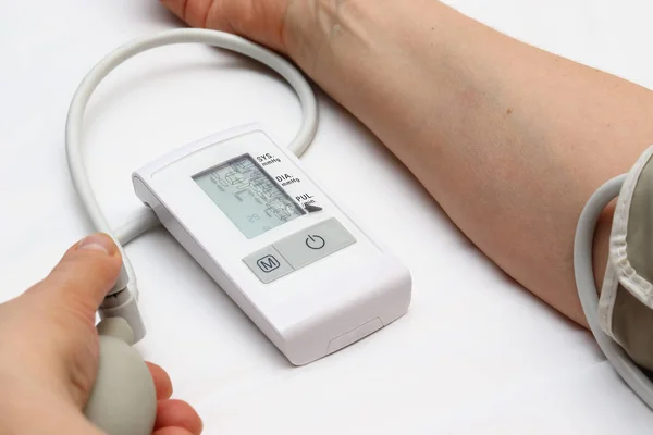 Blood pressure measurement with a tonometer. Cuff for air, pear for inflation, connecting ducting soft rubber tubes. — Stock Photo, Image