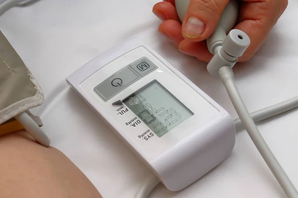 Blood pressure measurement with a tonometer. Cuff for air, pear for inflation, connecting ducting soft rubber tubes. — Stock Photo, Image