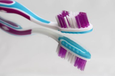 Diş fırçası ve diş macunu bir ayna rafta. Oral hijyen ürünleri.