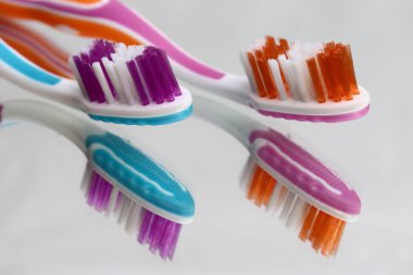 Diş fırçası ve diş macunu bir ayna rafta. Oral hijyen ürünleri.