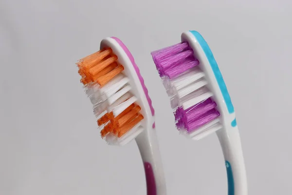 Зубные щетки и зубная паста на зеркальной полке. Средства гигиены полости рта . — стоковое фото