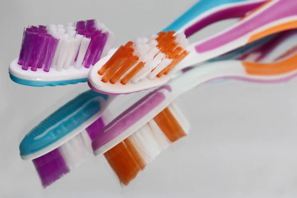 Diş fırçası ve diş macunu bir ayna rafta. Oral hijyen ürünleri.