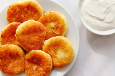 Güzel kokulu kırmızı altın kahverengi bir kabuk ile taze çilek reçeli ve ekşi krema boru sıcak şurubu curds(cheesecake) pişmiş.