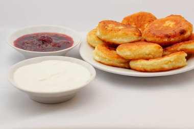 Güzel kokulu kırmızı altın kahverengi bir kabuk ile taze çilek reçeli ve ekşi krema boru sıcak şurubu curds(cheesecake) pişmiş.