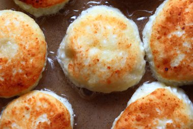 Güzel kokulu kırmızı altın kahverengi bir kabuk ile taze çilek reçeli ve ekşi krema boru sıcak şurubu curds(cheesecake) pişmiş.